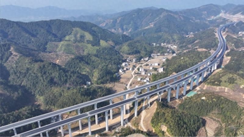 2025年全线通车！遂大高速公路B1标项目采用3D摊铺技术，大幅提升路面质量