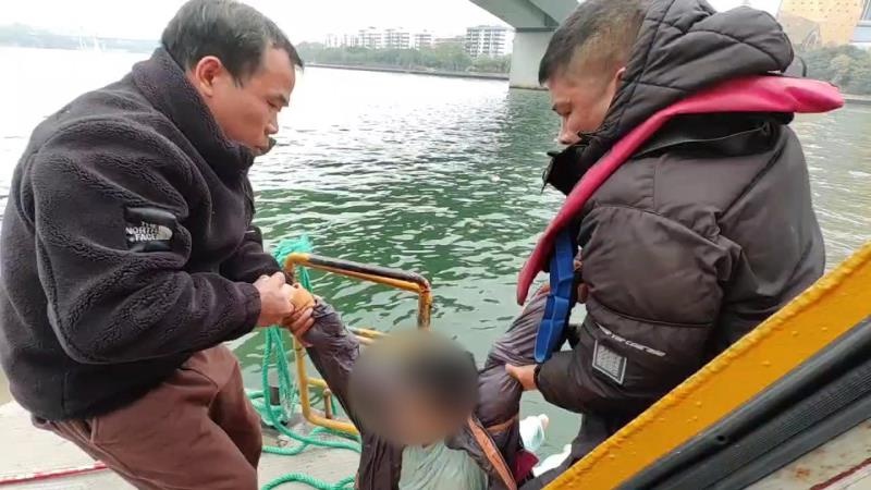 惊险瞬间！柳州水上公交船员勇救跳桥女子，生死营救全记录曝光  第5张