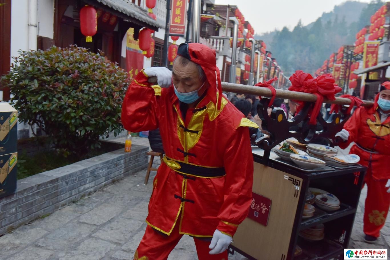 2024年石泉县汉水庖汤会盛大开幕：寻乡愁年味，品中华传统文化盛宴  第2张