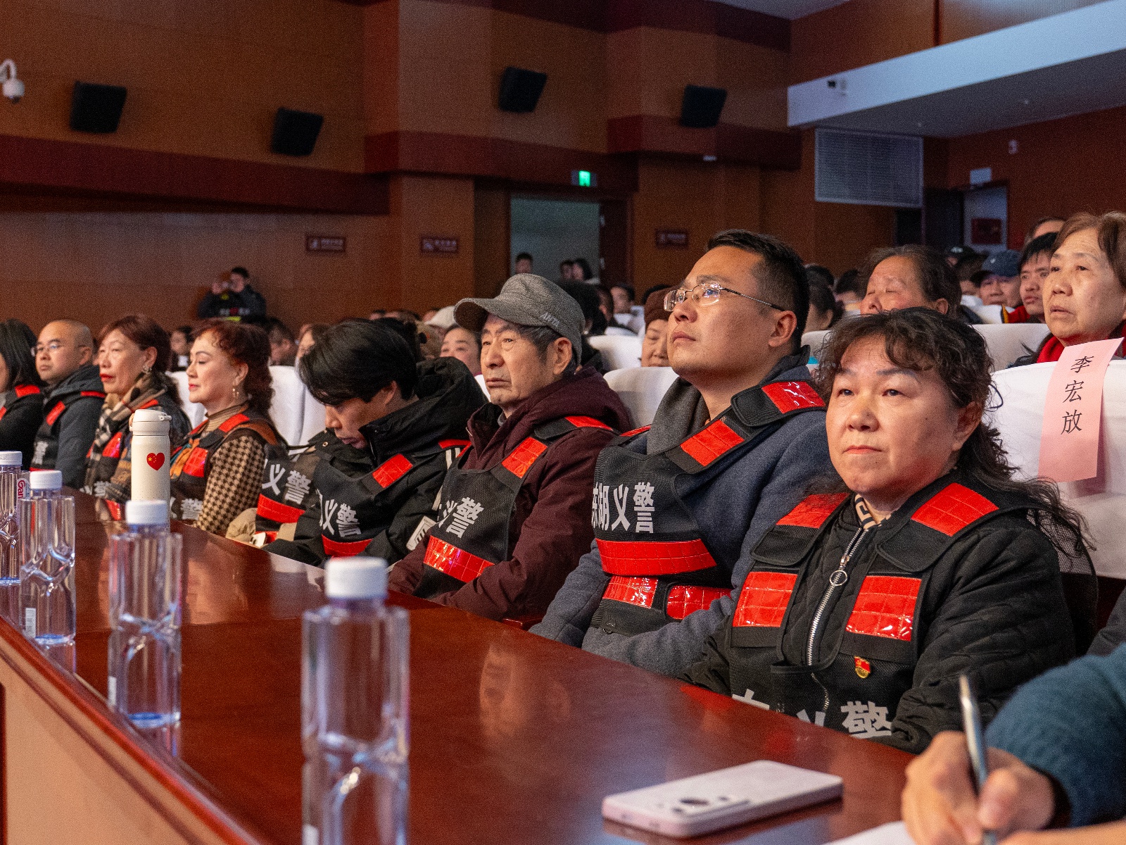 世界冠军杨威加入东湖义警，共同缔造平安乐园，让游客感受家的温暖