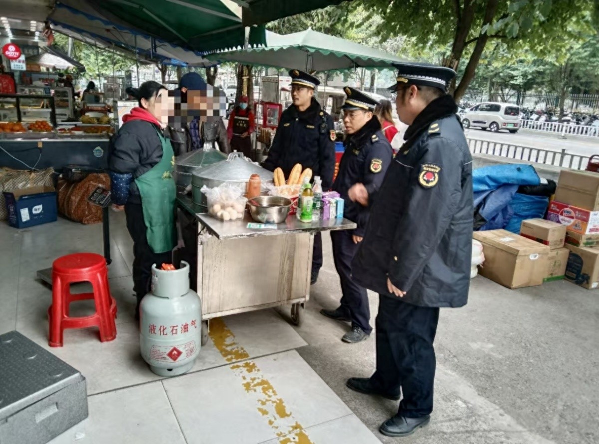 柳北区综合行政执法局严查占道经营，便民疏导点成摊贩新选择