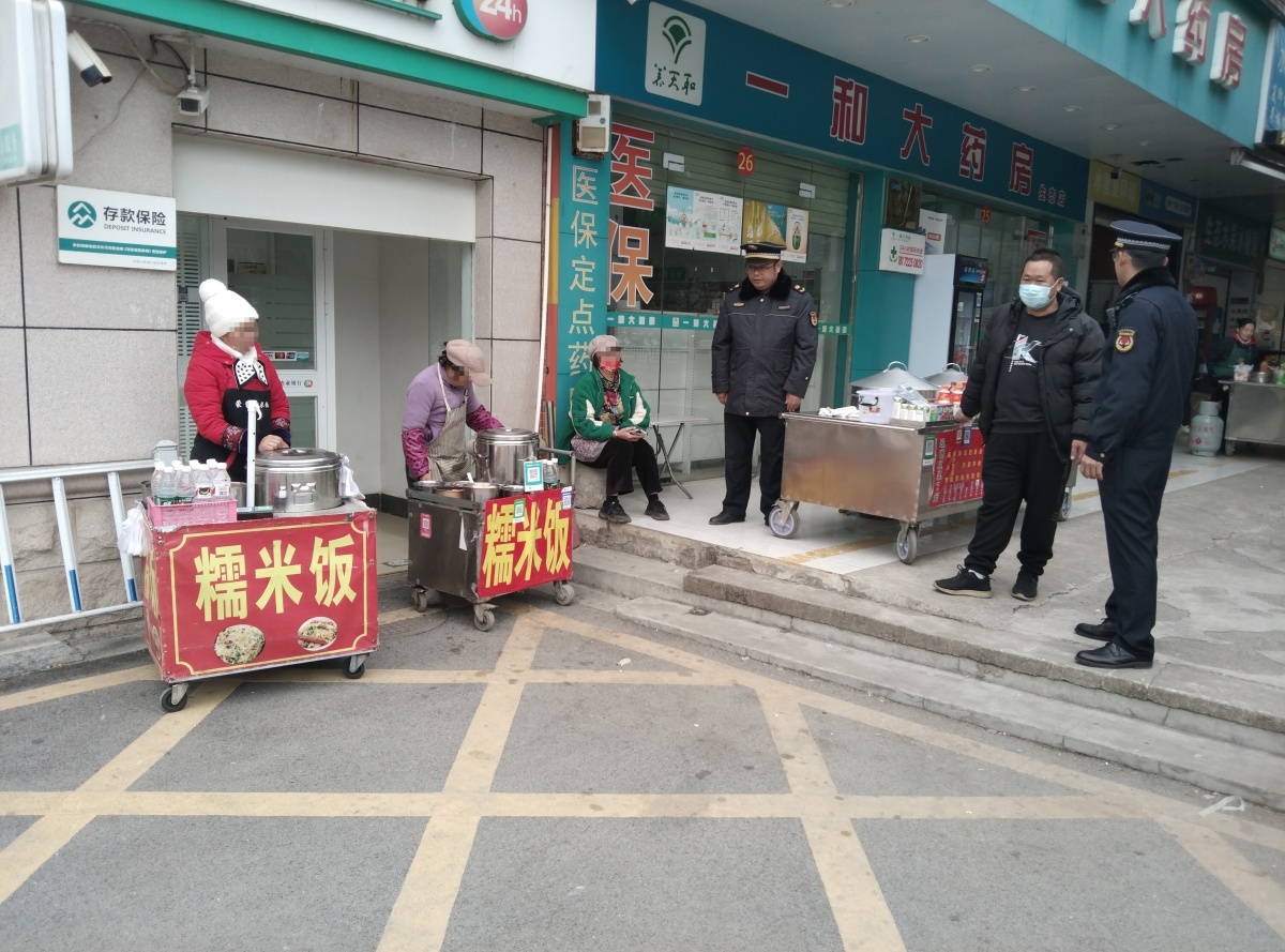 柳北区综合行政执法局严查占道经营，便民疏导点成摊贩新选择  第2张