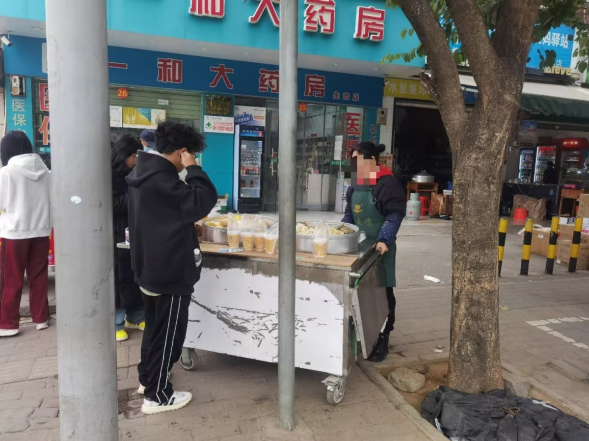 柳北区综合行政执法局严查占道经营，便民疏导点成摊贩新选择  第3张