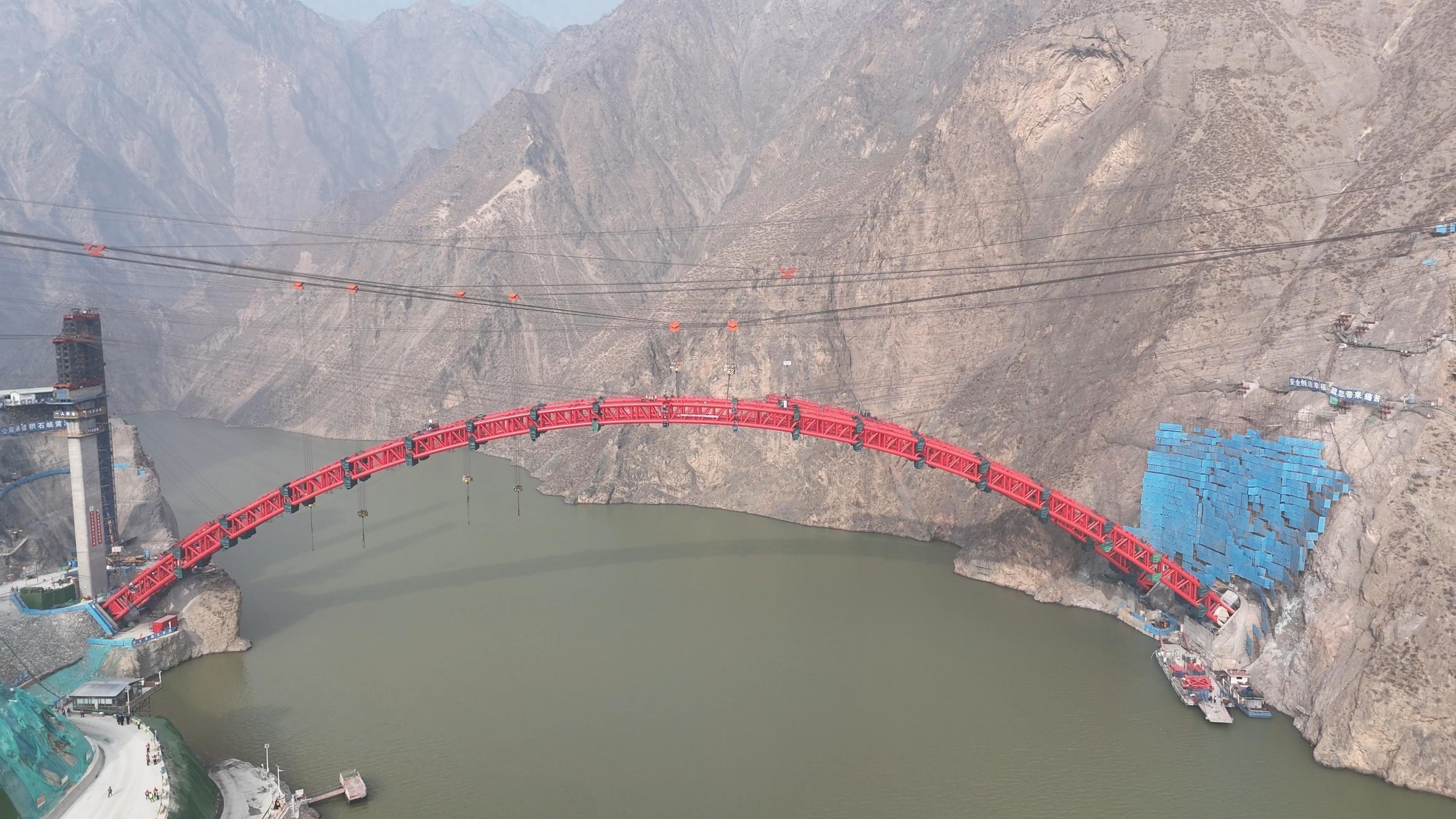 青海积石峡黄河特大桥左幅合龙，创下青海省黄河中上游最大跨径纪录  第1张