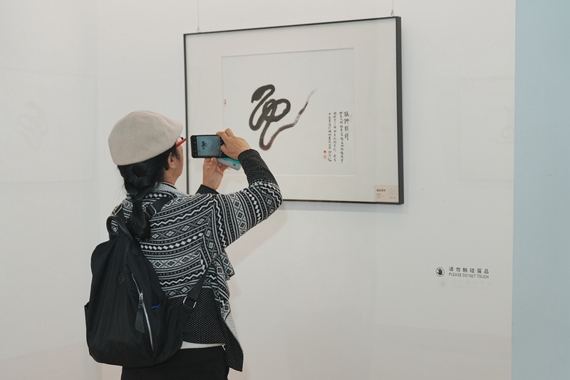 迎接乙巳蛇年，陈湘波十二生肖艺术展在荣宝斋深圳艺术空间盛大开幕，探索智慧与财富的象征  第9张