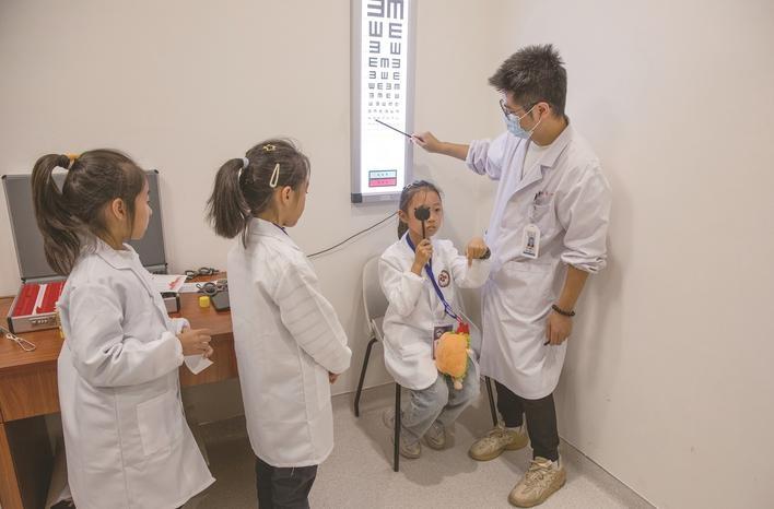 眼科小医生职业体验之旅：探秘眼睛奥秘，守护心灵之窗  第3张