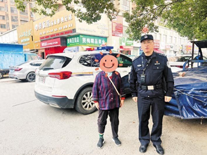 八旬奶奶迷路街头，民警暖心护送回家  第1张