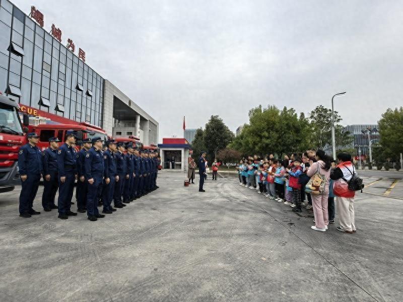 20 多位盲童走进消防队，他们是如何看世界的？  第1张