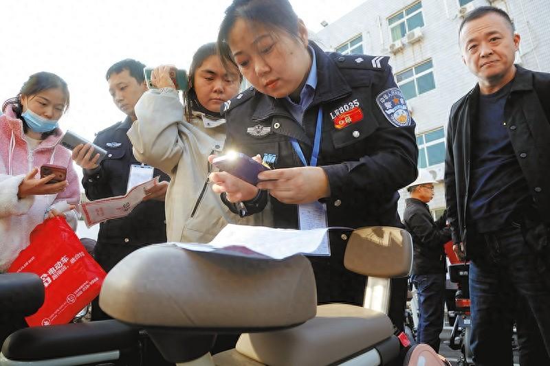 周末几分钟搞定电动自行车挂牌，上班上学不耽搁，市民赞不绝口