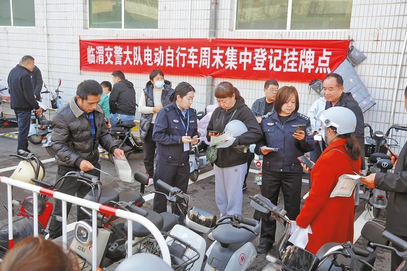 周末几分钟搞定电动自行车挂牌，上班上学不耽搁，市民赞不绝口  第2张