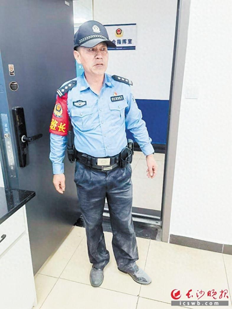 55 岁民警无防护两度冲入火场，半小时扑灭大火，他说：当时只有一个念头  第1张
