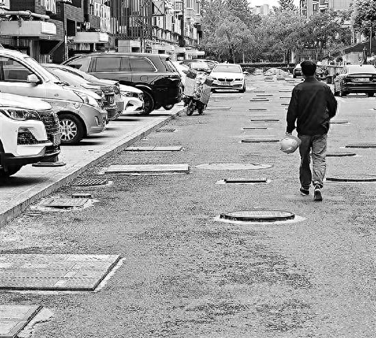 杭州一小区惊现井盖路，短短百米竟有 50 个井盖！居民直呼：密集恐惧症都要犯了