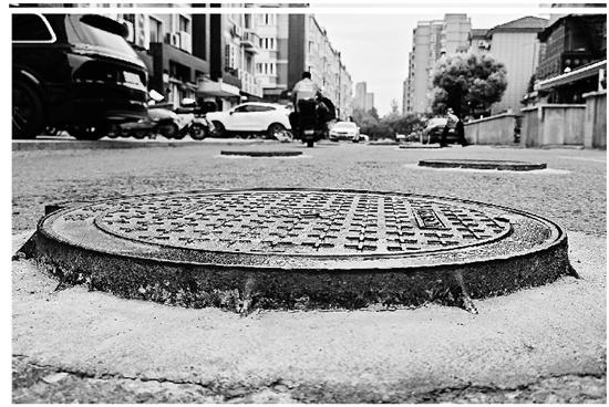 杭州一小区惊现井盖路，短短百米竟有 50 个井盖！居民直呼：密集恐惧症都要犯了  第2张