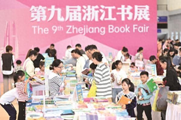 书展最后一天，拖着行李箱的书迷成独特风景，他们都买了些什么？  第1张