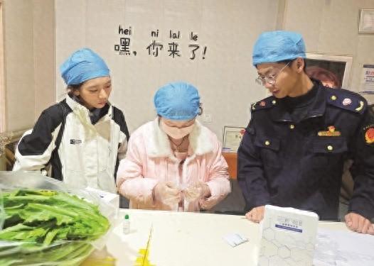城北区市场监管局开展高校无堂食外卖餐饮店突击检查，让你吃得安心  第1张