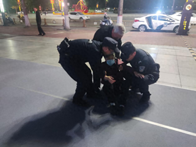七旬老人不慎绊倒，无力站起！铜川巡特警队员出手相助，结局暖心  第1张