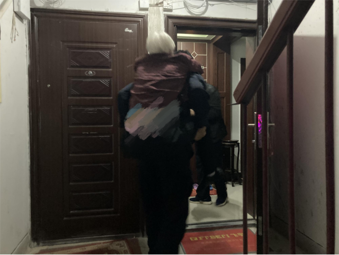 七旬老人不慎绊倒，无力站起！铜川巡特警队员出手相助，结局暖心  第2张