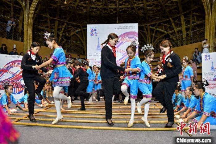 中法童声合唱团齐聚海南，唱响友谊合声，共跳竹竿舞  第1张