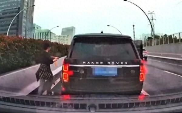 上海中环现惊险一幕！男女竟在滚滚车流中停车换座，原因令人咋舌  第1张