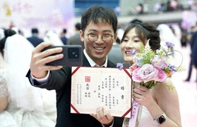 复旦大学举办校友集体婚礼，开化纸婚书见证浪漫时刻