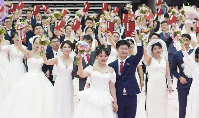 复旦大学举办校友集体婚礼，开化纸婚书见证浪漫时刻  第2张