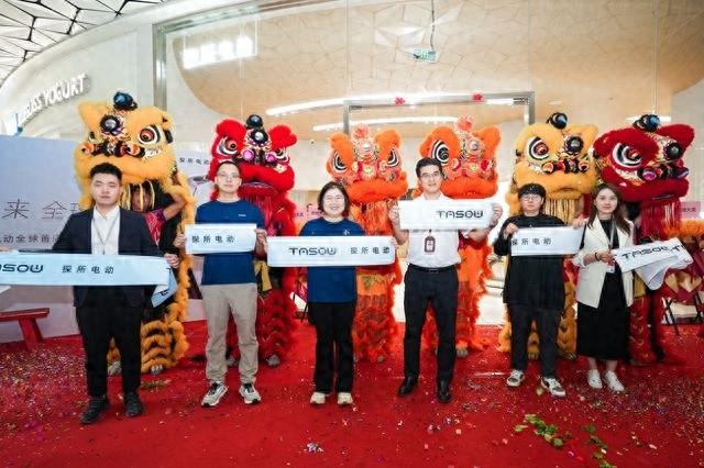 高端两轮电动车新品牌 TASOW 探所电动全球首店开业，售价超万元  第1张