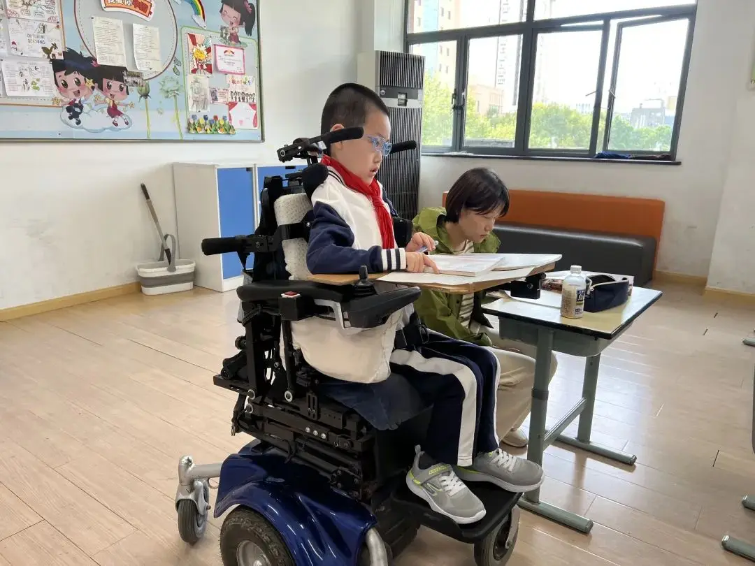 10 岁罕见病少年维洛：家在上海，我在努力活着  第2张