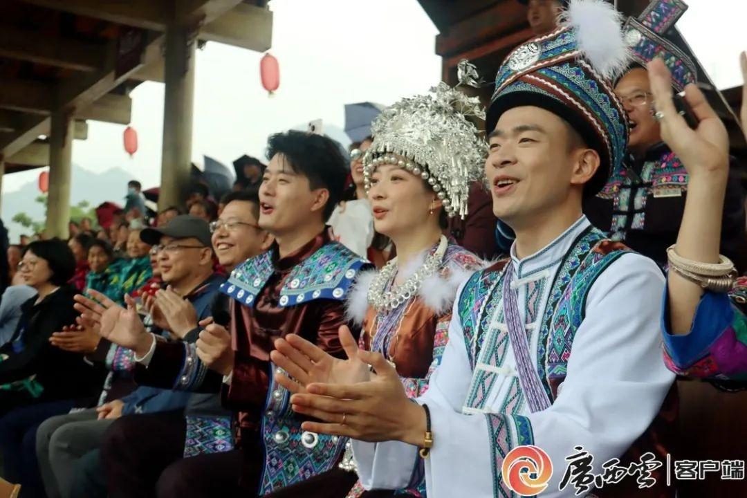 巴黎奥运会羽毛球混双冠军雅思组合，苗山之旅竟如此精彩  第3张