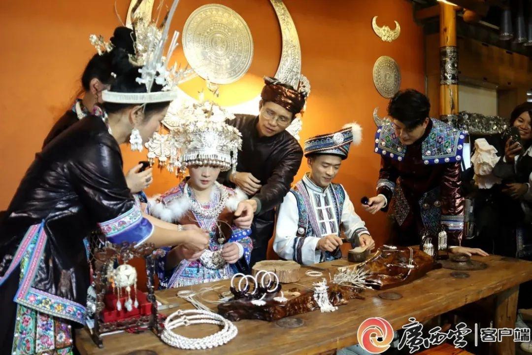 巴黎奥运会羽毛球混双冠军雅思组合，苗山之旅竟如此精彩  第6张