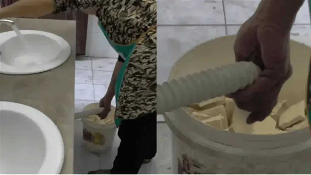 长沙太平街一公厕内，臭豆腐店员竟用下水管冲洗原材料  第1张