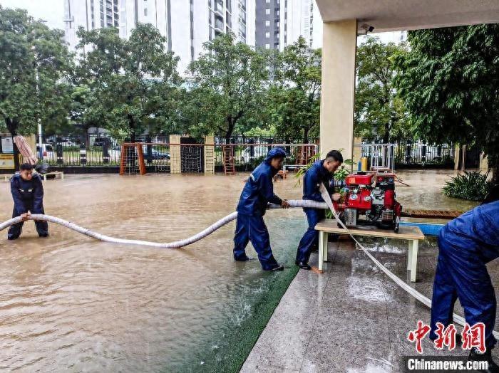 台风潭美来袭！三亚遭遇强降雨，城市内涝，消防紧急救援  第1张