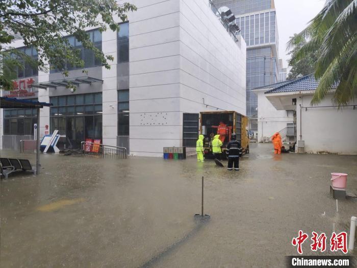 台风潭美来袭！三亚遭遇强降雨，城市内涝，消防紧急救援  第2张