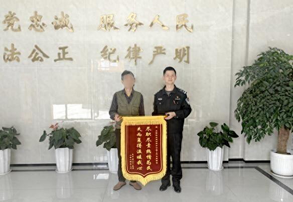 没拔车钥匙，电瓶车不翼而飞！民警迅速找回，大爷送来锦旗  第1张