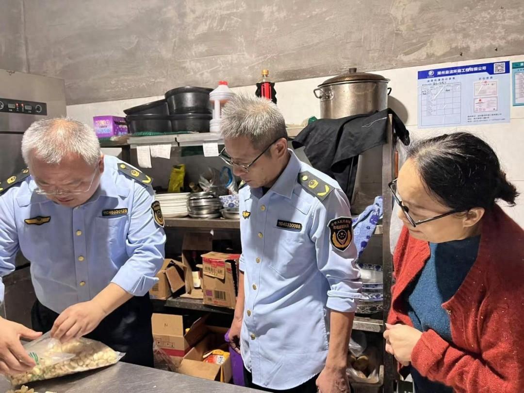 德清县莫干山镇开展食品安全宣传活动，确保居民饮食安全