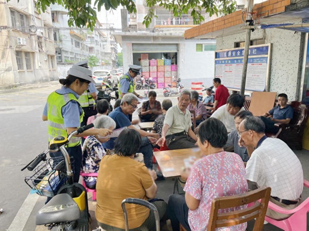 开平公安交警走进社区，交通安全宣传活动火热进行中