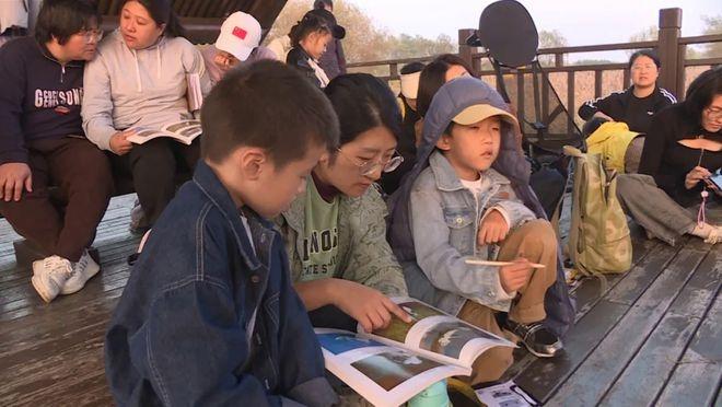 霜降过后，威海南海新区金花河湿地公园宛如一幅宁静绚丽的画卷  第3张