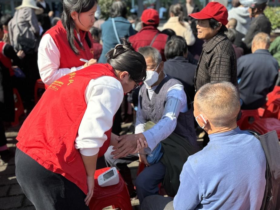 专家齐聚金寨县南溪镇丁埠村，暖心义诊服务获群众一致好评  第2张
