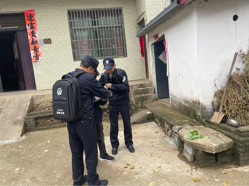 小背包，大作用！商南县公安局青山派出所创新背包警务模式，服务群众零距离  第2张