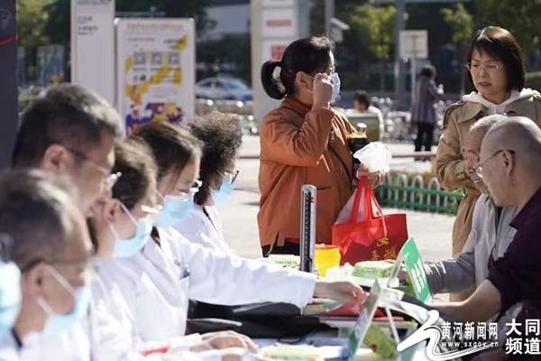 2024 年世界精神卫生日大型宣传义诊活动在万达广场举行，你参加了吗？  第2张