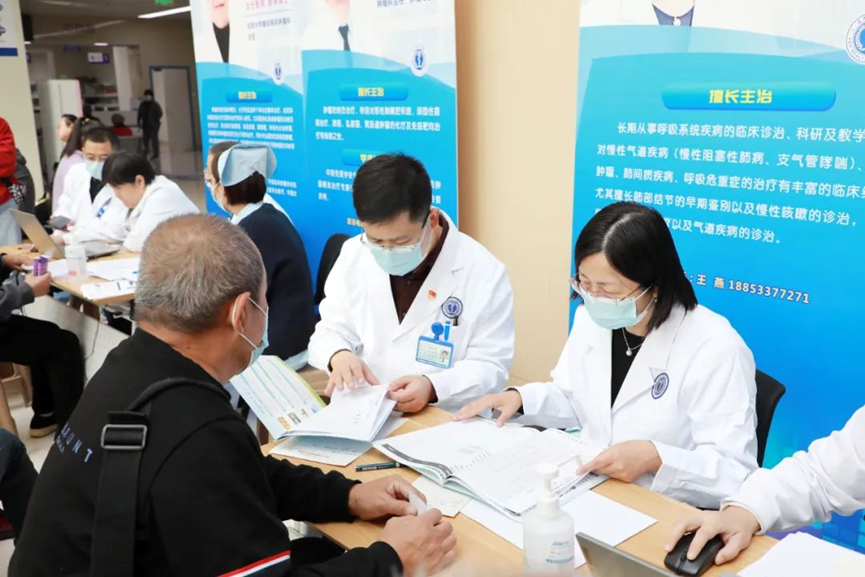 北京名医进淄博公益义诊，现场人潮涌动，你还不来？  第2张