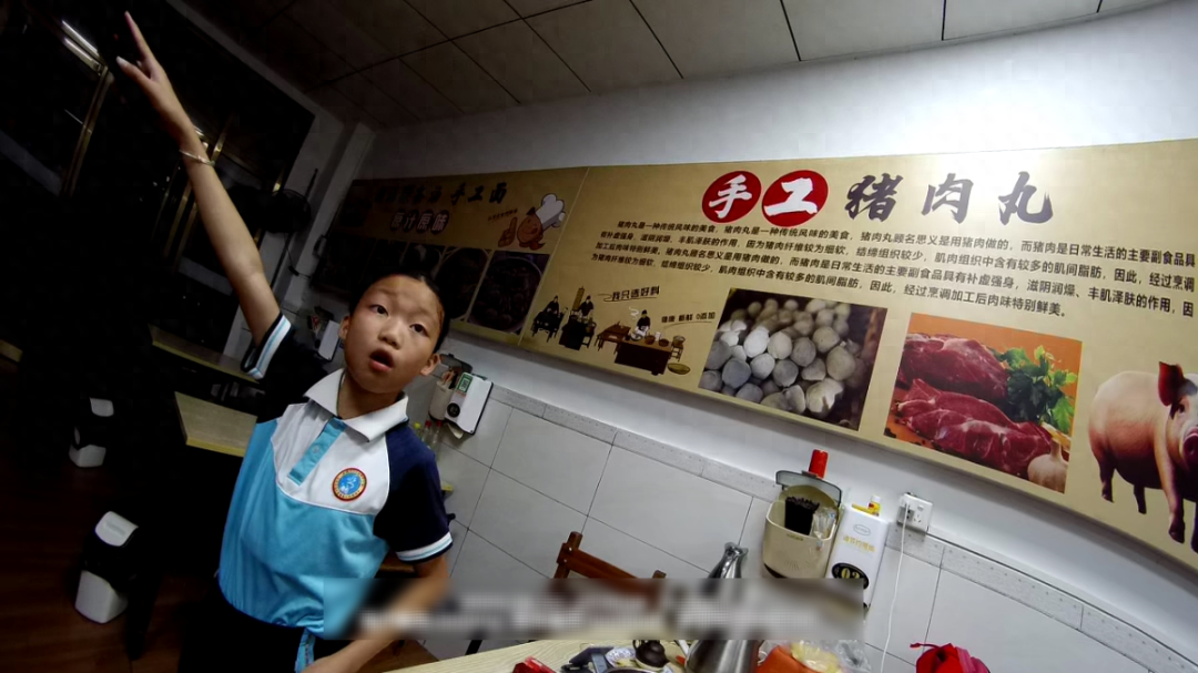 84 岁老人走失急坏家人，小学生快速举手回答，结局太暖了