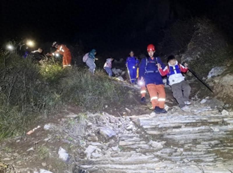 31 人爬山迷路被困，房山消防紧急救援  第1张