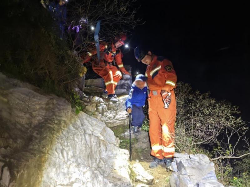 31 人爬山迷路被困，房山消防紧急救援  第2张