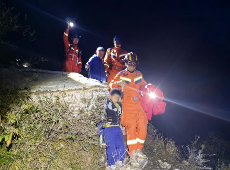 31 人爬山迷路被困，房山消防紧急救援  第3张