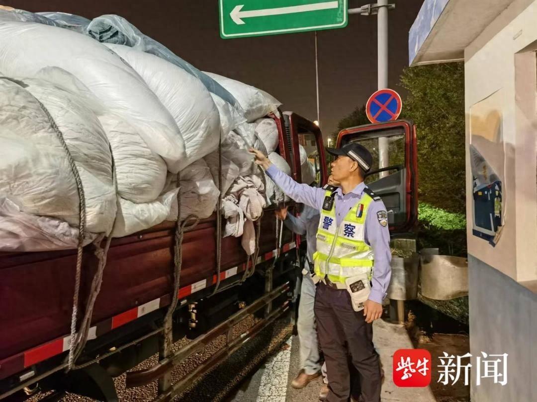 货车司机高速逆行数公里捡货物，惊险一幕引发众人深思  第1张