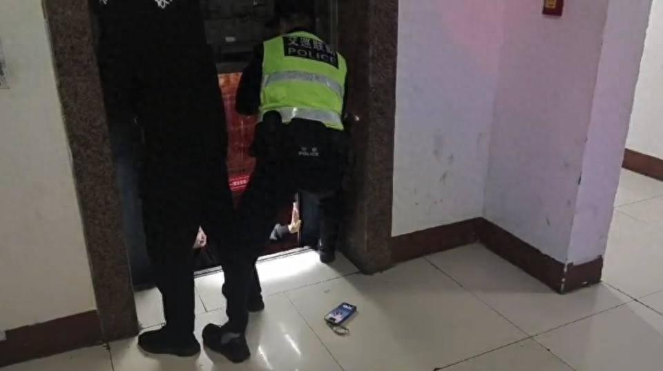 凌晨 4 点！绵阳一女子被困电梯，紧急呼叫无人应，她该如何自救？