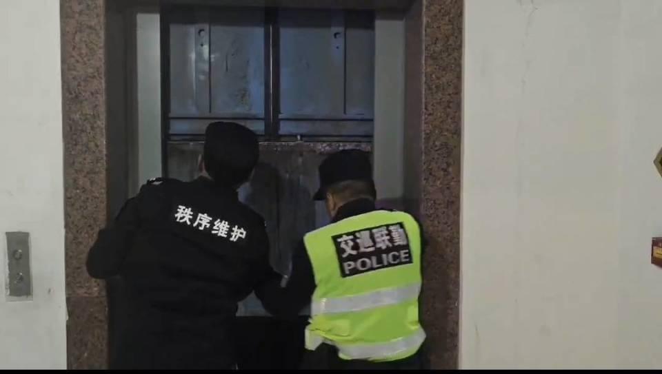 凌晨 4 点！绵阳一女子被困电梯，紧急呼叫无人应，她该如何自救？  第2张