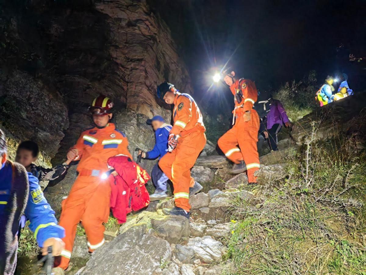 30 余名师生被困山区，房山消防紧急救援  第1张