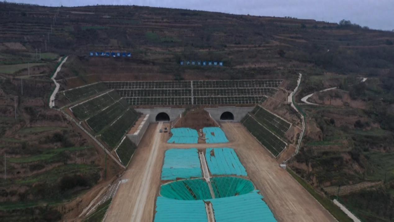 甘肃一隧道贯通，地质复杂施工难度大，建设团队创新技术攻克难关  第1张