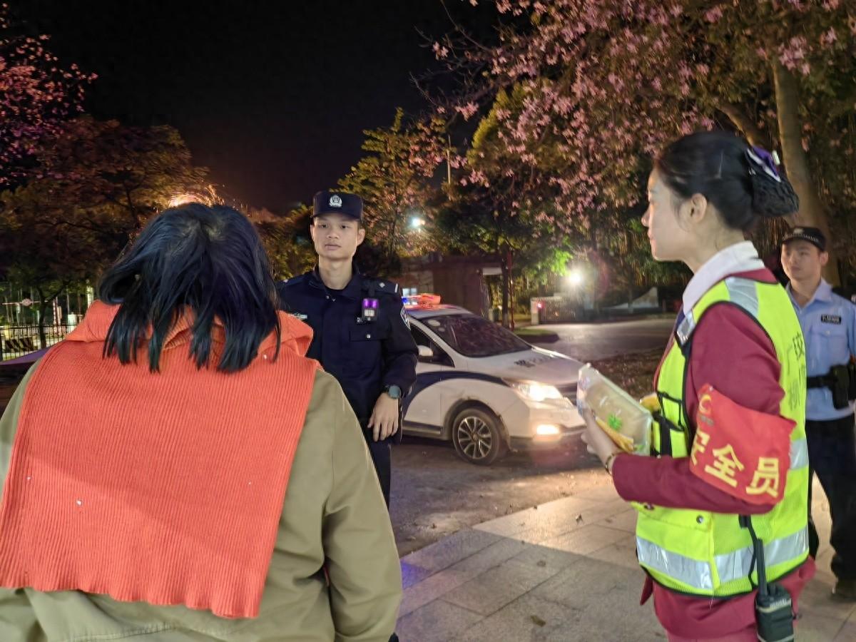 50 岁女子深夜独坐高速收费站，工作人员与民警接力相助，原因令人动容  第1张
